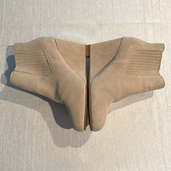 Saks Fifth Avenue Women’s Ankle Booties Cream Color W/ Fur lined inside Size 5 - Picture 9 of 16